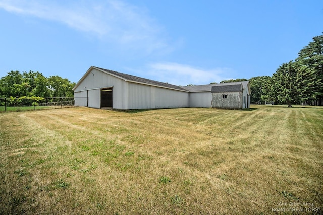 view of yard featuring an outdoor structure