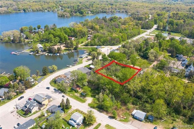 1469 Milmine St, Leonard, MI 48367