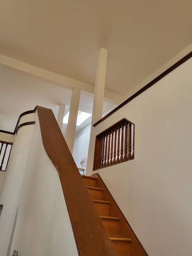 677 Selden St, Detroit, MI 48201 - view of stairs