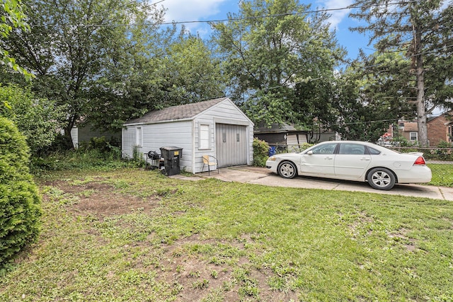 view of yard with an outbuilding