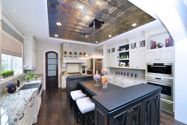 4701 Pinnacle Blvd, Rochester, MI 48306 - kitchen featuring open shelves, a sink, a kitchen island, an ornate ceiling, and a tray ceiling