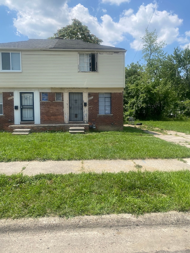 view of front of home featuring a front lawn