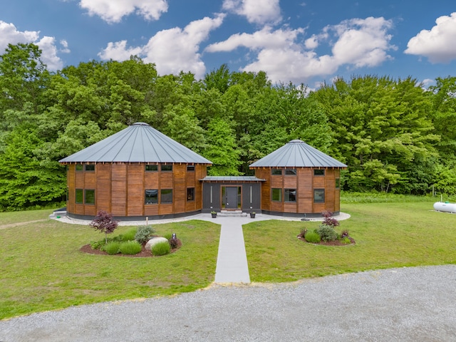 view of front facade featuring an outbuilding and a front lawn