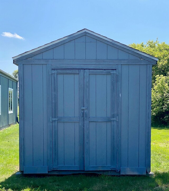 view of outdoor structure featuring a yard