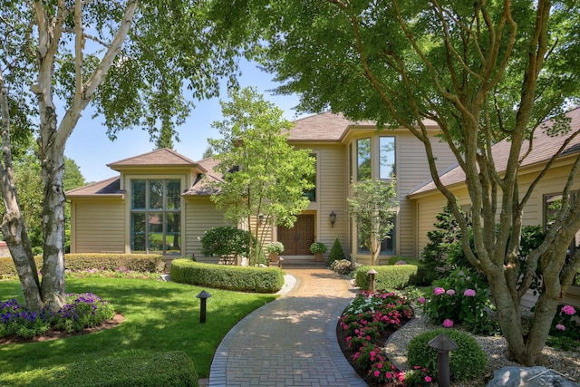 view of front of house featuring a front yard