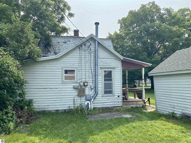 628 S Oak St, Mount Pleasant, MI 48858 - rear view of property featuring a yard and a chimney