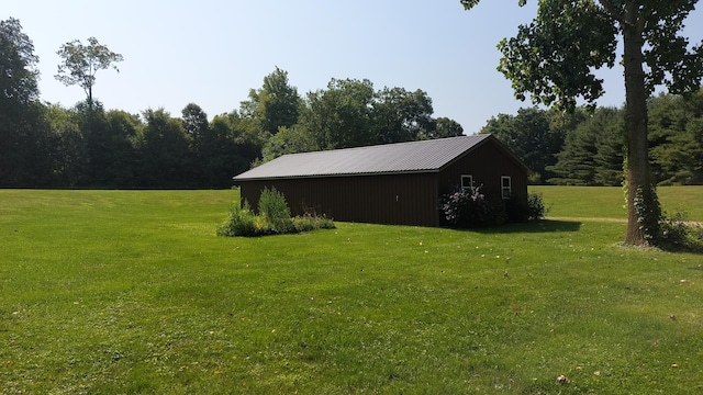 view of yard featuring an outdoor structure