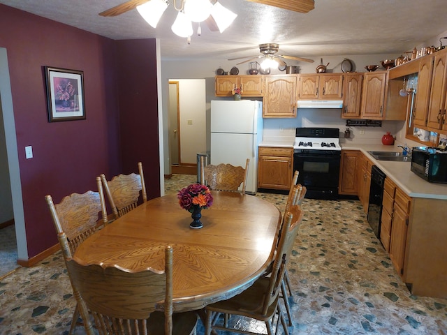 dining space featuring ceiling fan, sink, and a textured ceiling