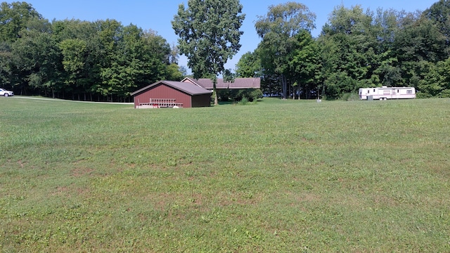 view of yard featuring an outbuilding