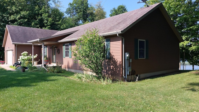 view of front of property featuring a front yard and a garage