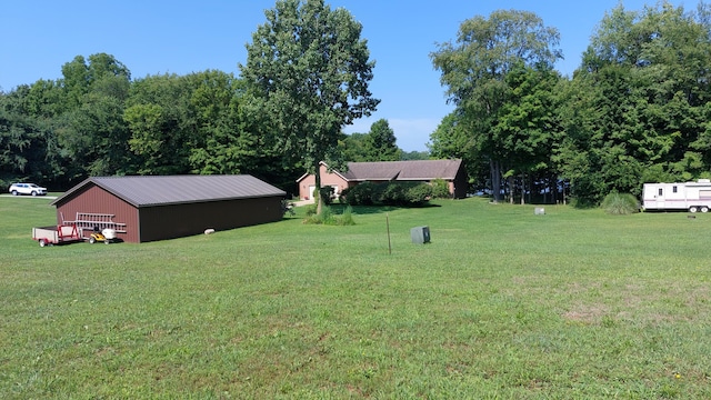 view of yard with an outbuilding