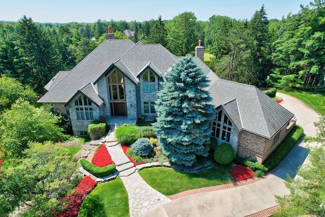 view of front of home featuring a front lawn