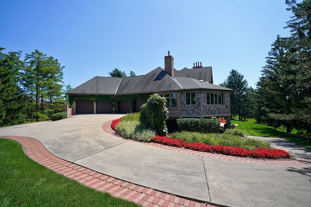 view of front of property featuring a front lawn and a garage