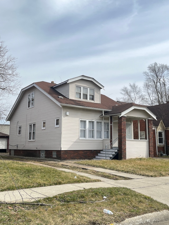 view of front facade with a front yard