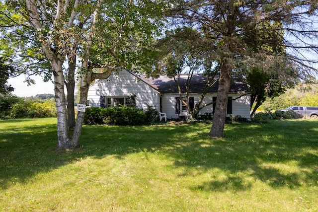 view of front of home featuring a front yard