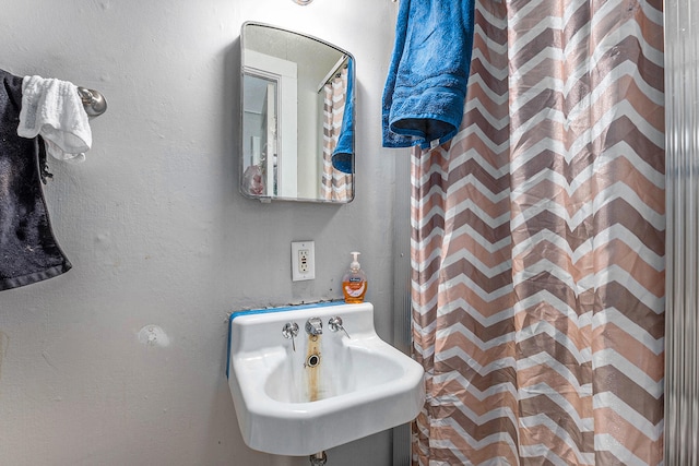 bathroom featuring a shower with curtain and sink