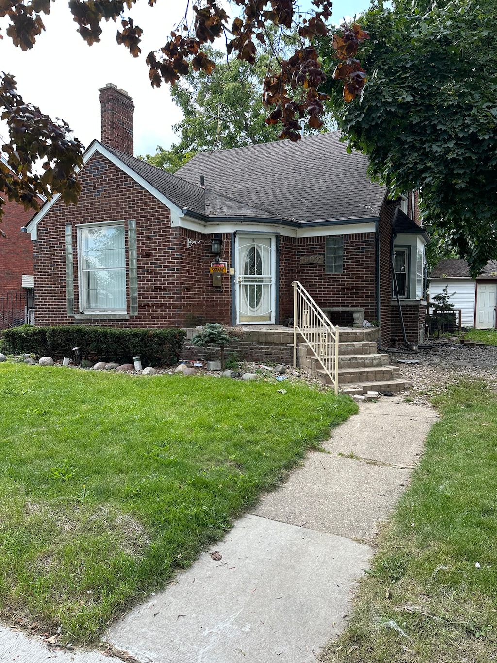 view of front of property with a front yard