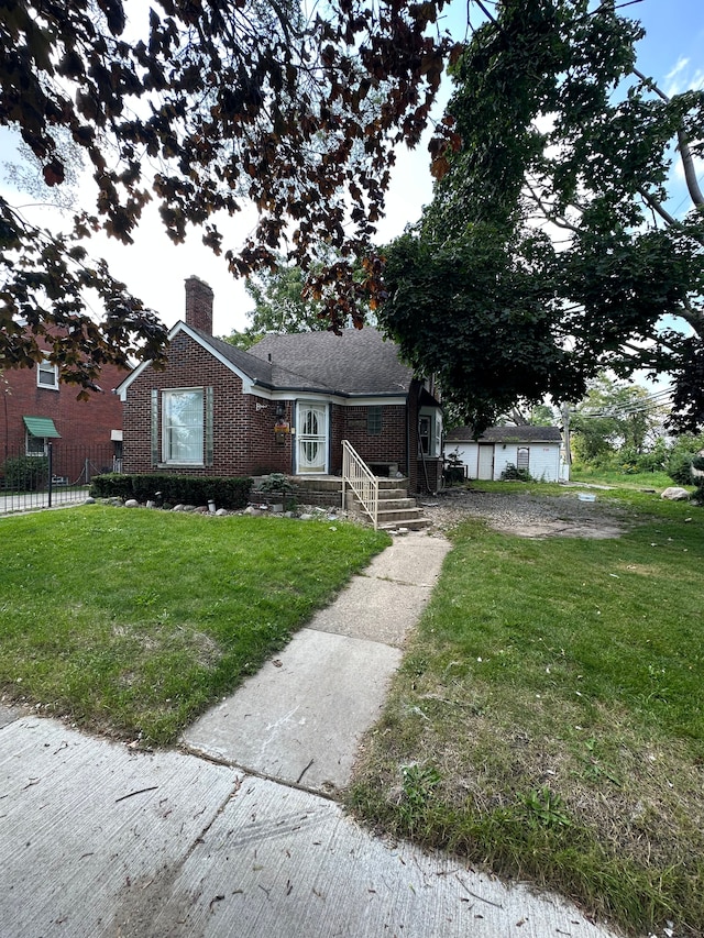 view of front of house featuring a front lawn