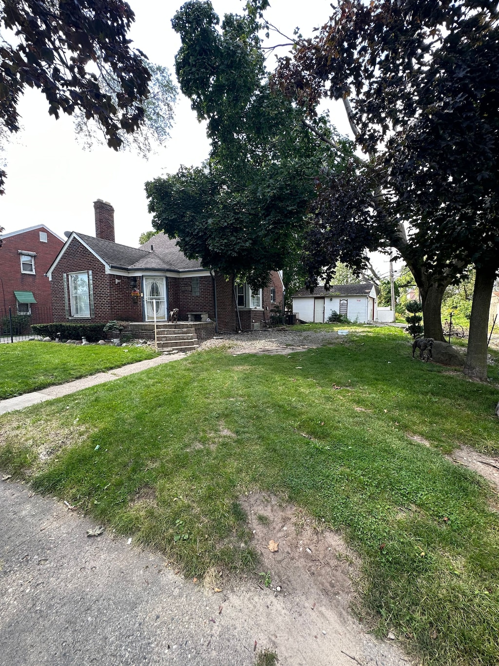 view of front of house featuring a front yard