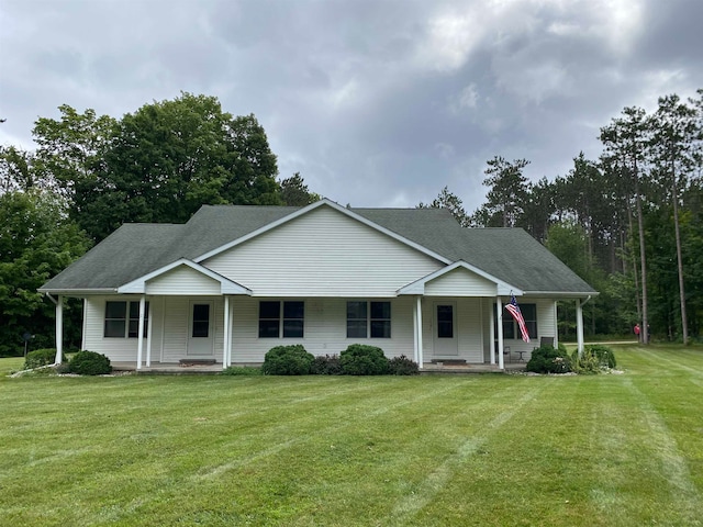 view of front facade featuring a front yard