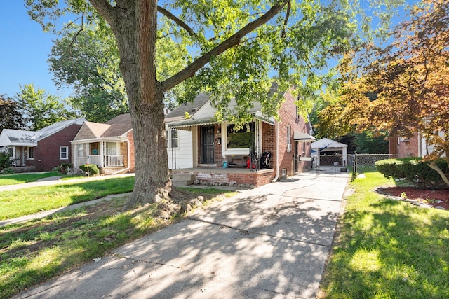 view of front of house with a front lawn