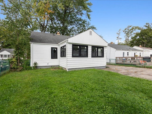 view of front of property featuring a front yard