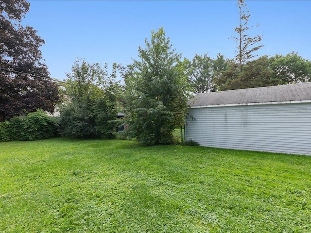 view of yard featuring an outbuilding