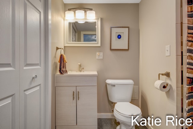 bathroom with a shower with shower curtain, vanity, and toilet