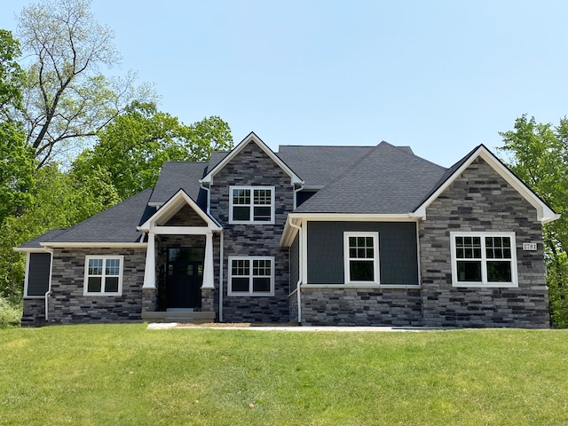 craftsman inspired home featuring a front yard