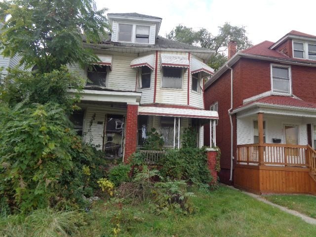 view of front of property with covered porch