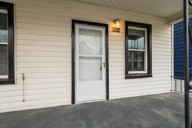 entrance to property featuring covered porch