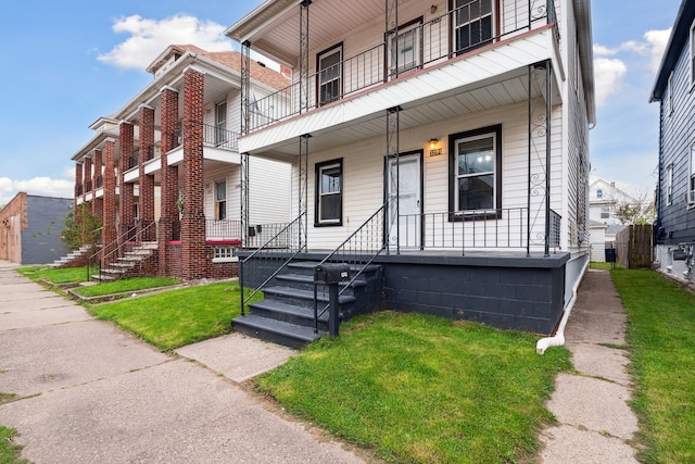 view of front of house with a front lawn and covered porch