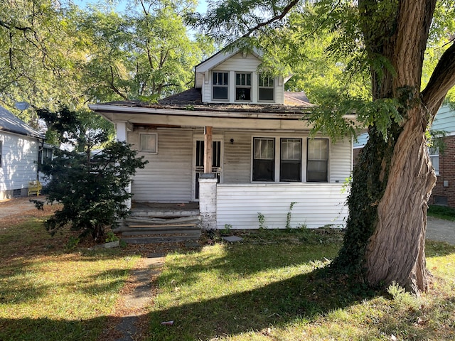 bungalow-style home featuring a front lawn and a porch