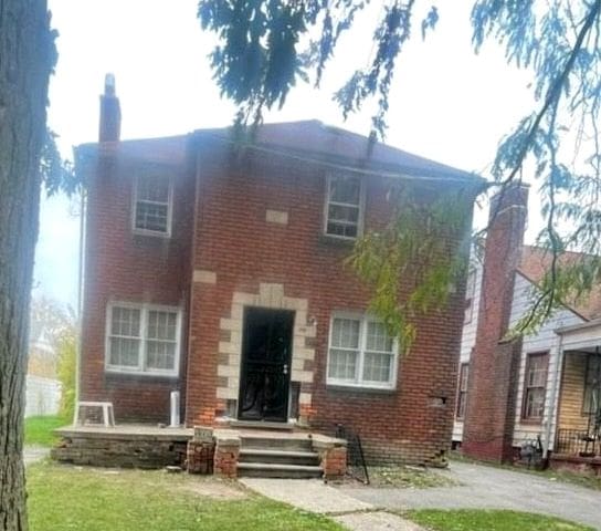 view of front facade with a front lawn