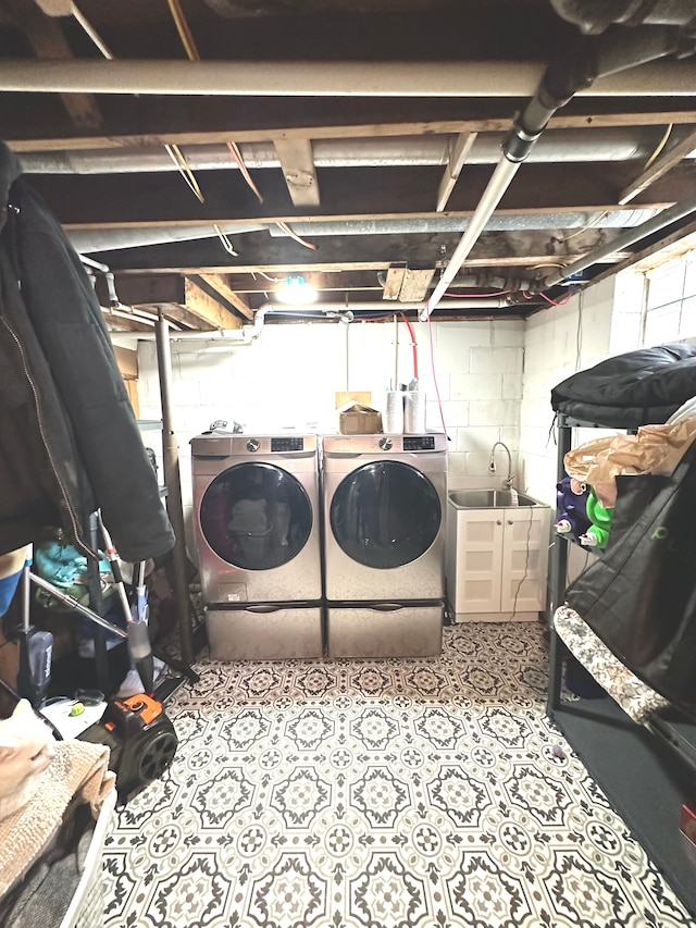 laundry room featuring independent washer and dryer, plenty of natural light, and sink