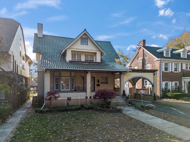 view of front of house featuring covered porch and a front yard