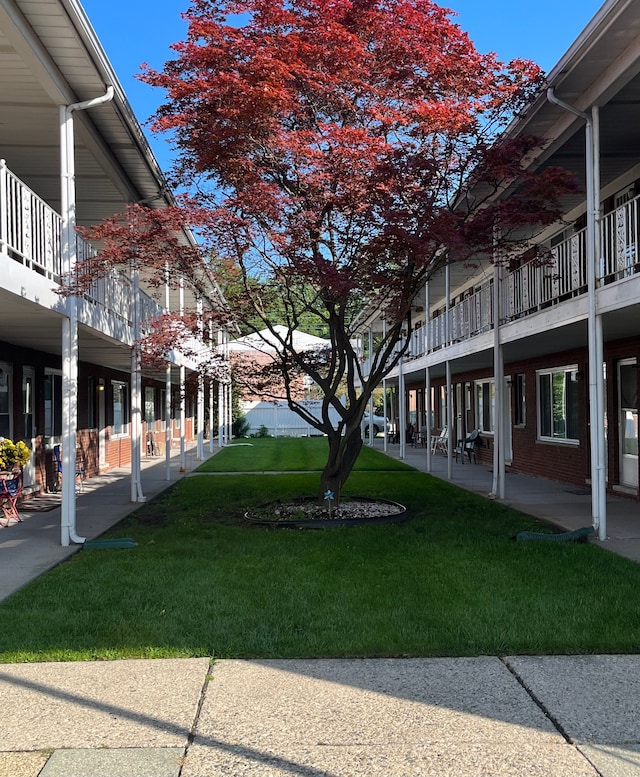 view of property's community featuring a yard