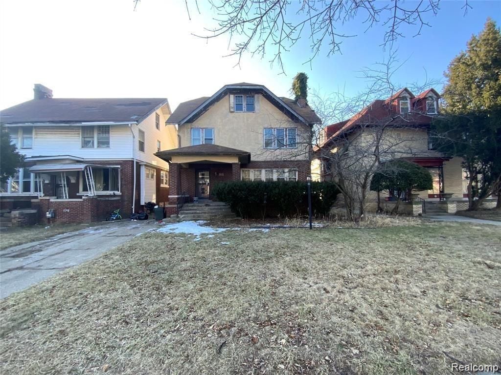 view of front of home with a front yard