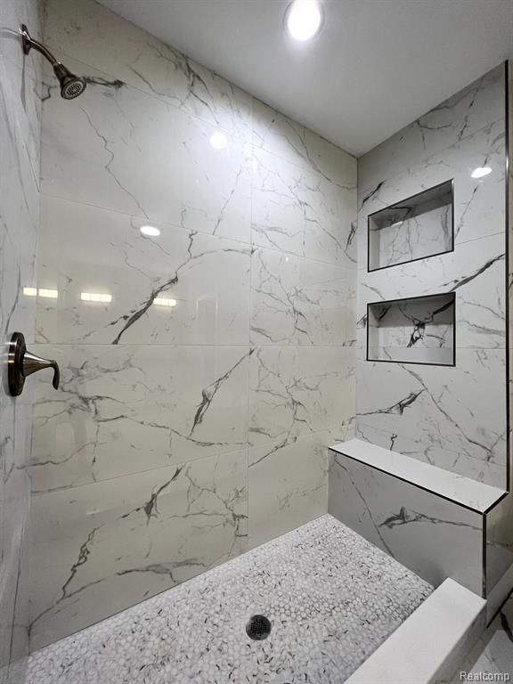 bathroom featuring a tile shower