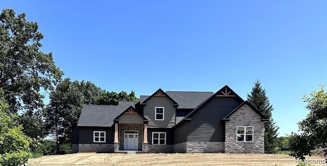 craftsman-style house featuring a front lawn