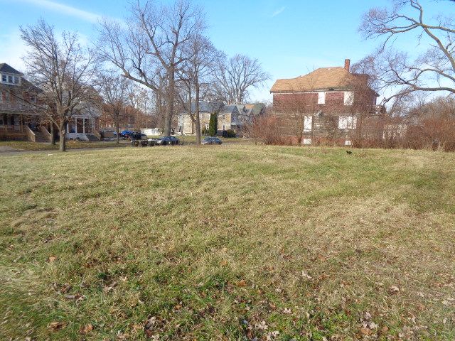 2926 Sheridan St, Detroit, MI 48214 - photo 8
