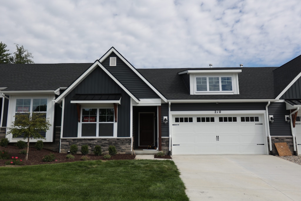 craftsman house with a front yard