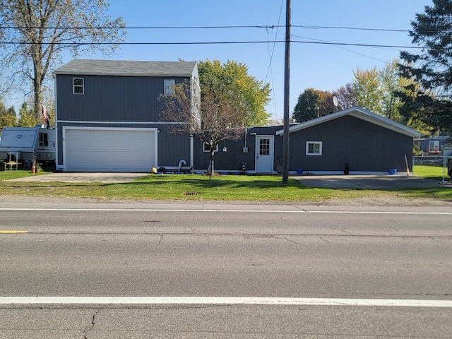 view of front of property featuring a front lawn and a garage