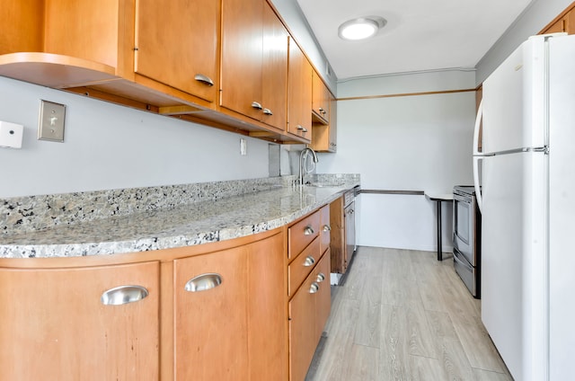 kitchen featuring electric stove, light wood-type flooring, white fridge, and sink