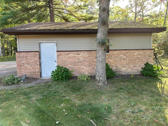 view of outdoor structure with a yard