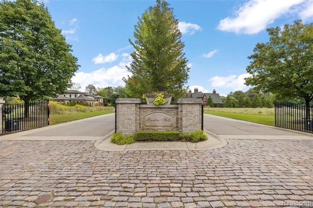 Listing photo 3 for 175 Bridgeview Dr, Bloomfield Hills MI 48304