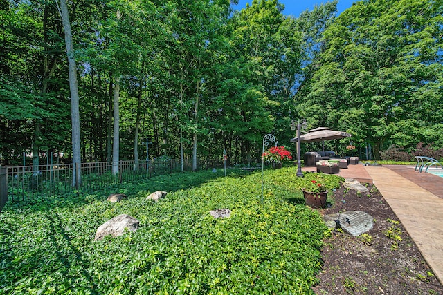 view of yard featuring outdoor lounge area and a patio area