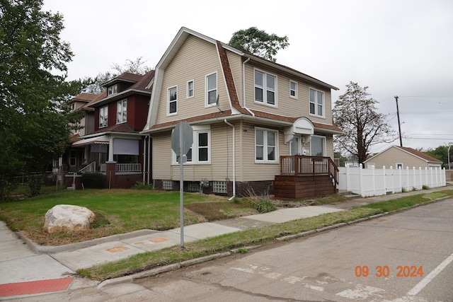 view of front of property featuring a front yard