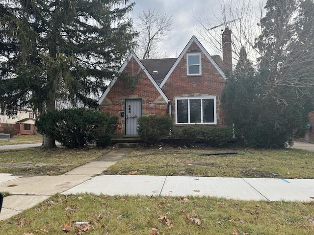 view of front facade with a front yard