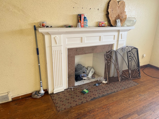 details featuring hardwood / wood-style floors